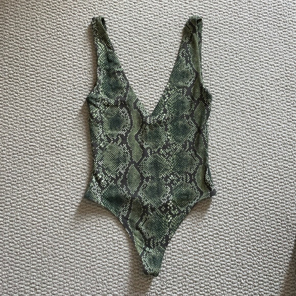 Aritzia babaton seamless v neck bodysuit - Picture 1 of 4